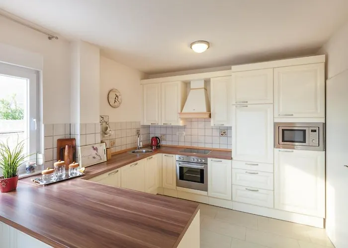 Luxury With Heated Pool, Jacuzzi And Sauna بيت للعطل
