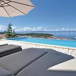 Luxury With Heated Pool, Jacuzzi And Sauna