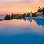Luxury With Heated Pool, Jacuzzi And Sauna 度假居 *