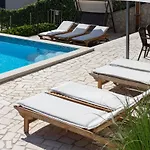 Luxury With Heated Pool, Jacuzzi And Sauna 马卡尔斯卡